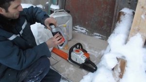 Заправка и пуск  бензопилы штиль мс 180 на горячем двигателе.
