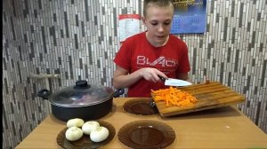 Тушёная свинина с луком и морковью.