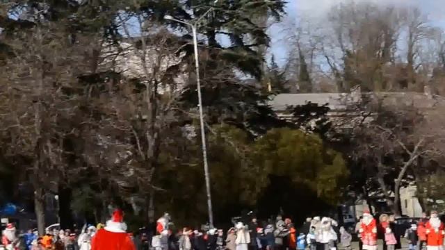 Дед Мороз классно танцует.парад дедов морозов в Туапсе 20.12.13г смотреть онлайн