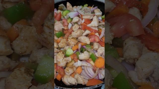 Готовлю завтрак. Куриная грудка с овощами - лук, морковь, чеснок, болгарский перец, специи #cooking смотреть онлайн