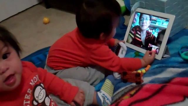 Twins in an iPad doing Skype with Grandma and Grandpa смотреть онлайн