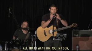 Дженсен Эклз поет на конвенции в Ванкувере