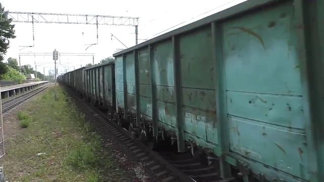 Электровоз ВЛ11М-357 (ТЧЭ-5) с грузовым поездом.