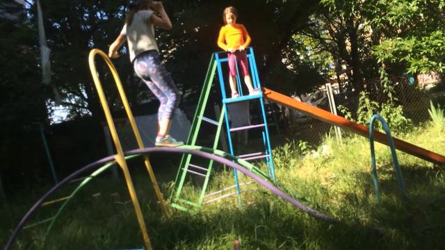 Врезалась головой в железку!!! 😝😝😝 смотреть онлайн