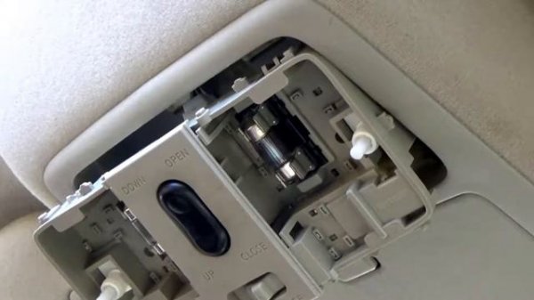 2004 Infiniti FX 35 Map Lights/Front Dome Light Replacement