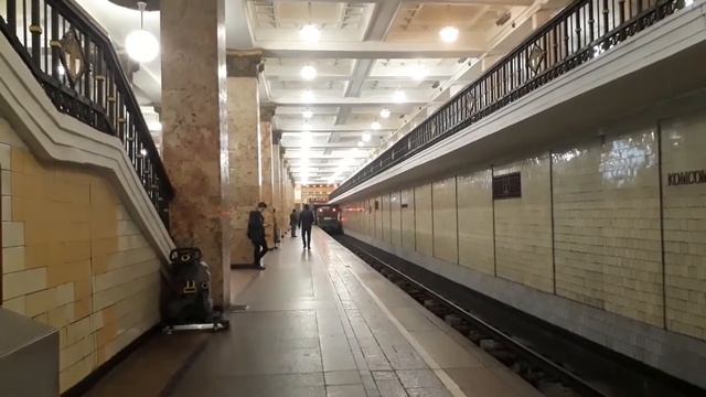 Электропоезд Красная Стрела и 81-717/714.5М на станции Комсомольская смотреть онлайн