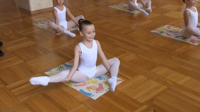 Гимнастика. Открытый урок 2-Б класс. Харьковская Хореографическая школа. Педаг Клевцова. Е. И. смотреть онлайн