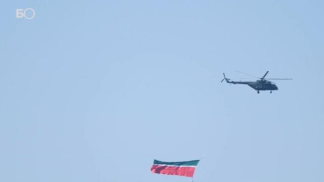 Над Казанью пролетели вертолеты с флагами Татарстана, России и Знаменем Победы смотреть онлайн