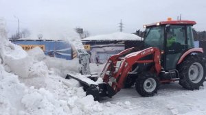 Шнекороторный снегоуборщик с гидравлическим приводом на фронтальный погрузчик. Трактор TYM 433.
