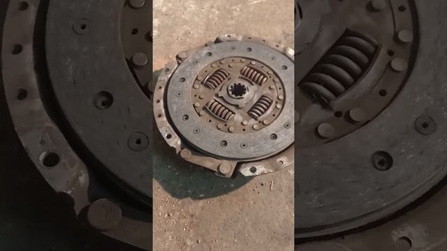 замена диска сцепления !!! Какой стороной в корзину и к маховику? ответ смотрим в видео? смотреть онлайн