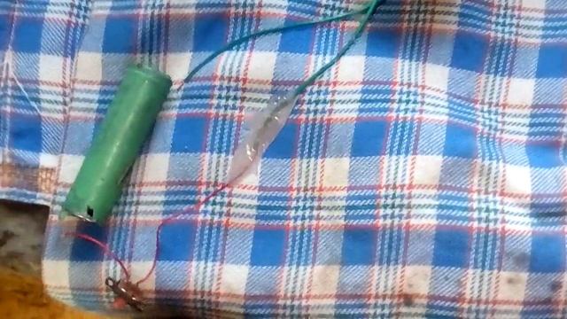 Самодельный электро шокер для пранков над друзьями. смотреть онлайн