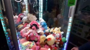 Играем в автомат с мягкими игрушками «Crazy toys»