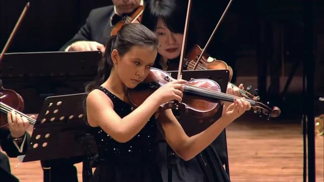 Sophie Branson (11) plays Introduction by Stravinsky with Novosibirsk Philharmonic Chamber Orchestr смотреть онлайн