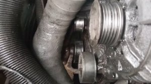 Замена роликов приводного ремня Chrysler Voyager 2.5 TD. Болты крепления роликов с "левой" резьбой.