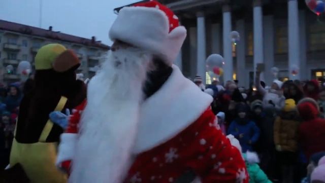 Вечеркин танцует на шествии Дедов Морозов смотреть онлайн