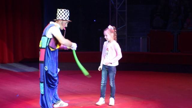 Ника жжет на арене цирка с клоуном))) смотреть онлайн