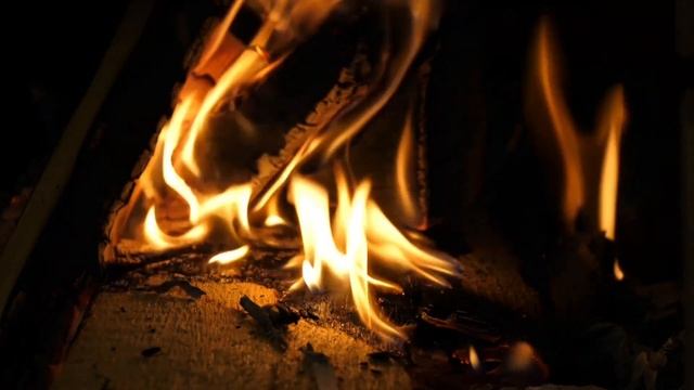 Cozy burning firewood in the fireplace / Уютные горящие дрова в камине смотреть онлайн