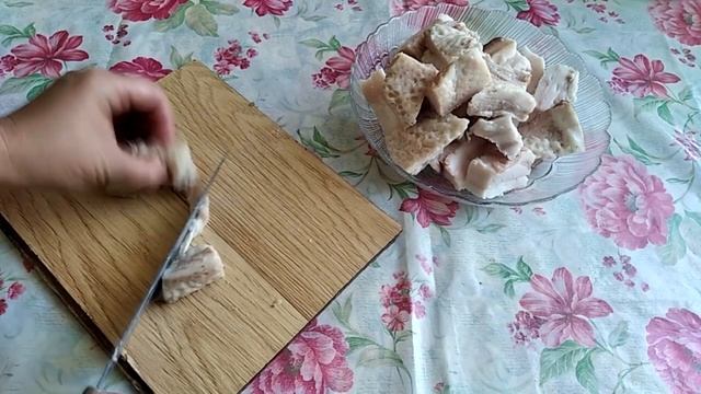 Рецепта из чесночных стрелок.Чесночные стрелки на зиму!Улетная закуска из сала и чесночных стрелок! смотреть онлайн