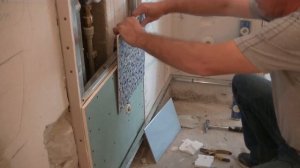 В ванной уложить на стену плитку для пола