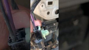 Снимаем бачок омывателя Outlander XL 2009. Устраняем течь.