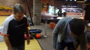 Учимся играть в боулинг.