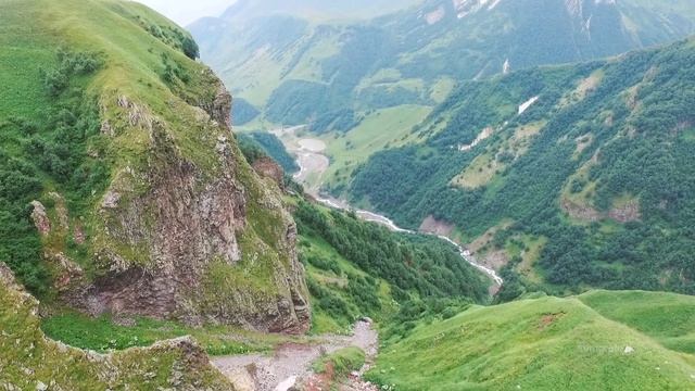 Крестовый перевал, Арка дружбы народов, Гудаури и ущелье с дрона | Moments&Places смотреть онлайн