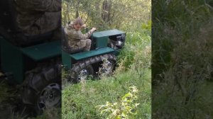 Самодельный гусеничный трактор Тест драйв по грязи , небольшой обзор