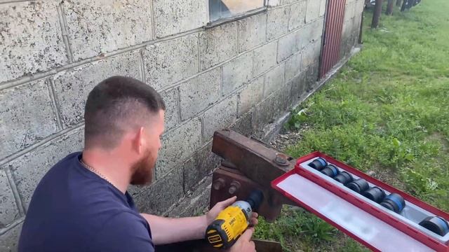 Гайковерт для фермера - DeWalt DCF 899! Проверили его на огромных ржавых гайках ! смотреть онлайн