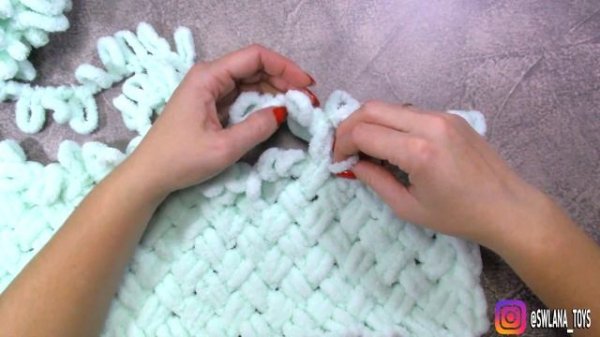 Как связать плюшевый плед пальцами из Alize PUFFY