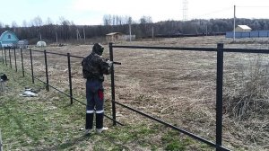 Привариваю лаги 40х20мм к столбам будущего забора