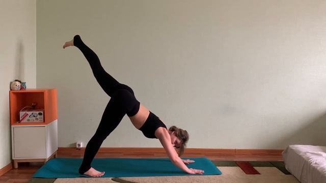 Йога на карантине (средний уровень) смотреть онлайн