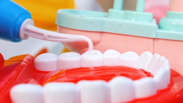 Играем в стоматолога с Лаки и Шоколадкой. Видео для детей про игрушки. Игровой набор врача смотреть онлайн