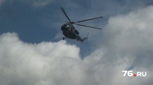 Военный вертолет над городом