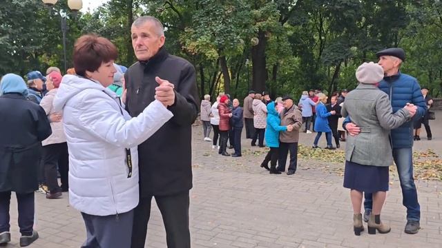 8.10.23г..."Моя МАМА Здесь ЖИВЕТ".... в Гомельском парке на танцполе.... смотреть онлайн