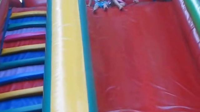 ПРЫГАЕМ НА БАТУТЕ.ПРОГУЛКА В ЗООПАРКЕ.ХАРЬКОВСКИЙ ЗООПАРК. смотреть онлайн