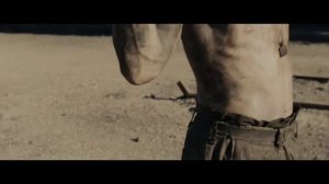 Поднять!Над головой!Если уронит пристрелить его!Несломленный(2014).