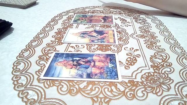 Что думает и чувствует? Что будет делать? Онлайн гадание на Таро смотреть онлайн