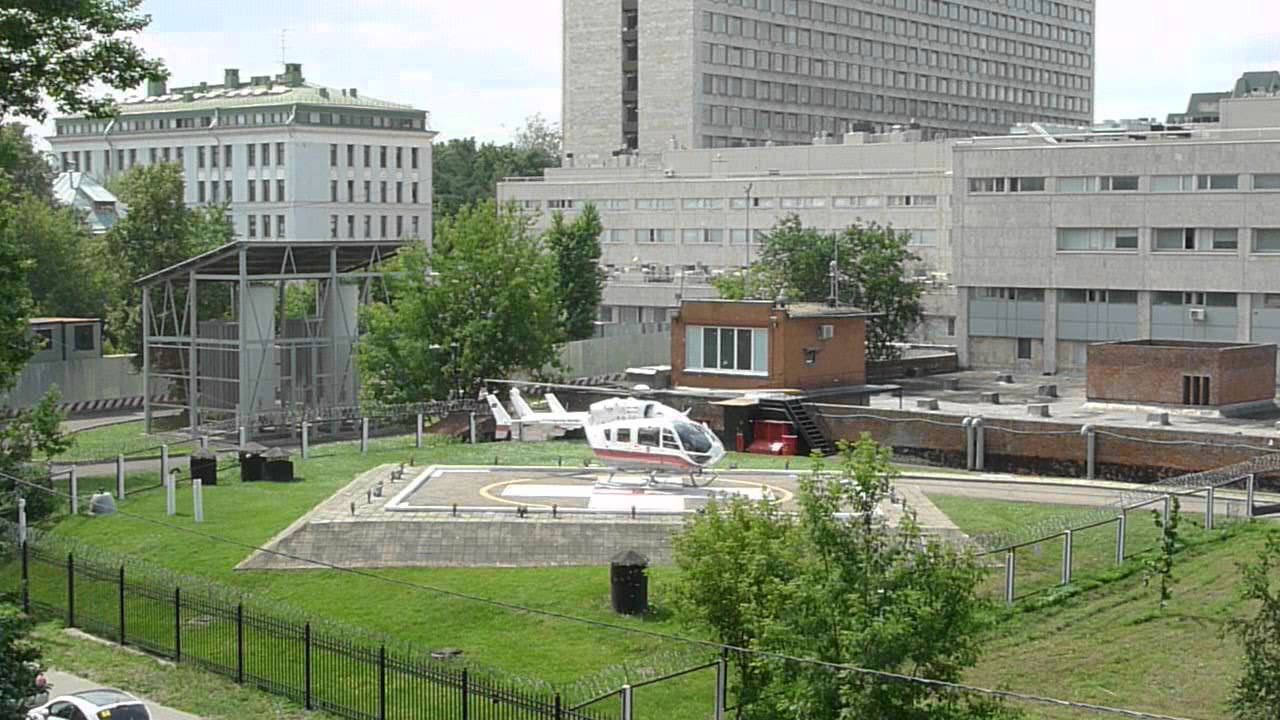 Посадка вертолета МЧС на территории Склифа смотреть онлайн