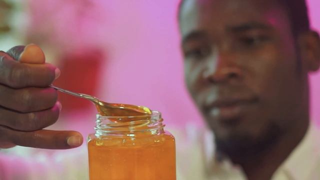 Мед в горячем чае становится вредным! смотреть онлайн