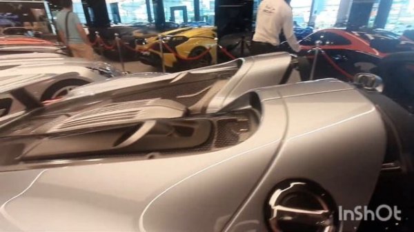 Автосалон First Motors с парком автомобилей на 100 миллионов долларов.