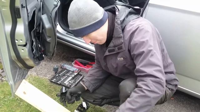 Ford Mondeo MK4 Door lock freezing and removal (Part 2) смотреть онлайн
