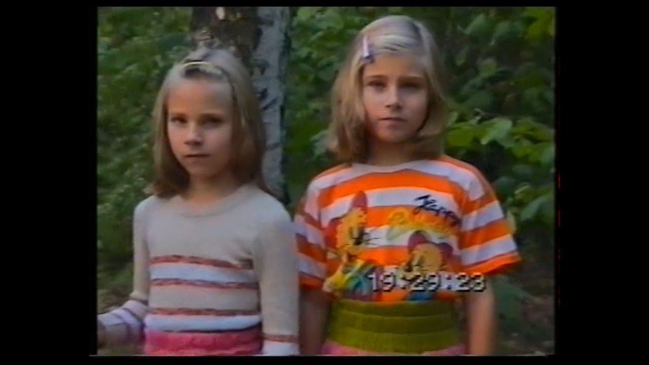 Мама Катя, Даша и Ксюша 02.09.2002г. Прогулка после школы.