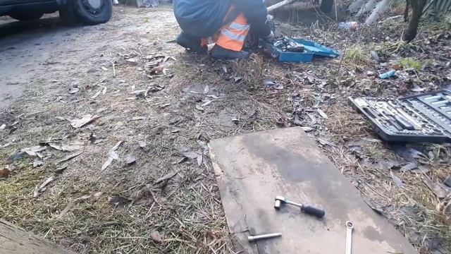 выкручиваем обломанный штуцер с двигателя пассат B3 смотреть онлайн