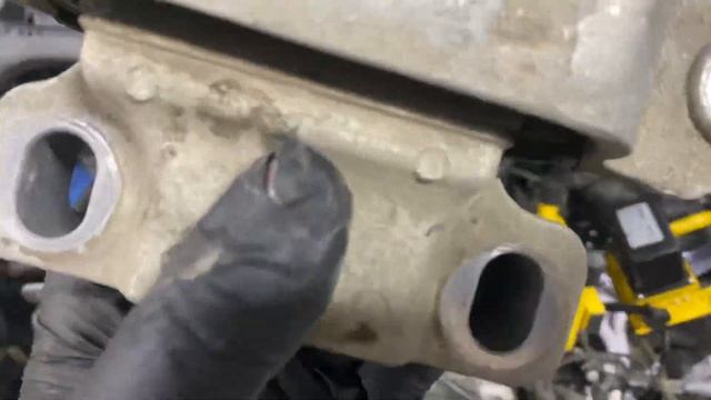 Замена левой подушки двигателя на Volkswagen Сaddy смотреть онлайн