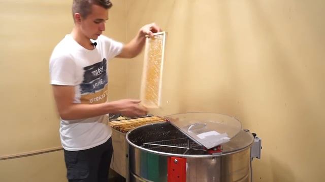 Откачка мёда, гоним мёд. Урожай 2021 г. смотреть онлайн