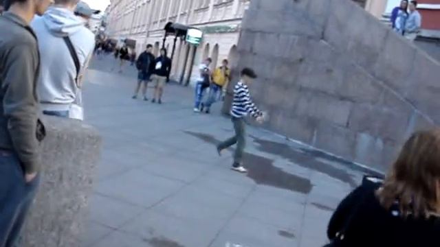 Уличные музыканты - "Ну-ка мечи стаканы на стол" смотреть онлайн