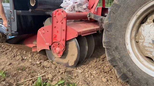 Делаем грядки для клубники грядообразователем на трактор МТЗ 320 смотреть онлайн