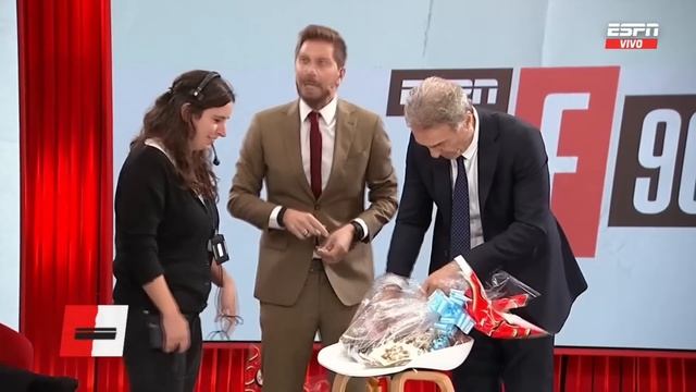 ¡A LAS RISAS! El Cabezón #Ruggeri REPARTIÓ CHOCOLATES para todo #ESPNF90 y #ESPNF360 смотреть онлайн