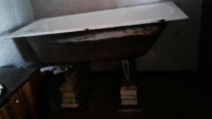 поднял ванну на подставки