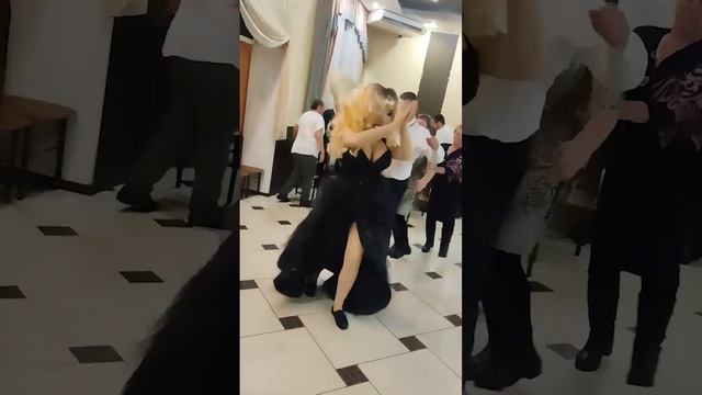 Ростовая Кукла Ирина Аллегрова поёт и танцует весь зал #рекомендации #новосибирск смотреть онлайн